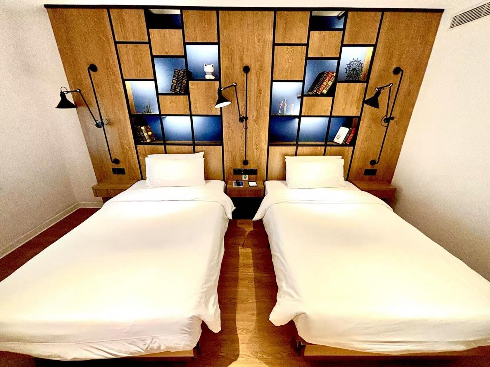 Hotel Campanile Huaihai 3*